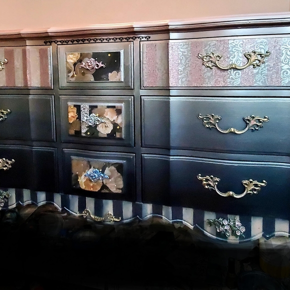 ANTIQUE THOMASVILLE FRENCH PROVENCIAL 9 drawer dresser - Picture 7 of 16